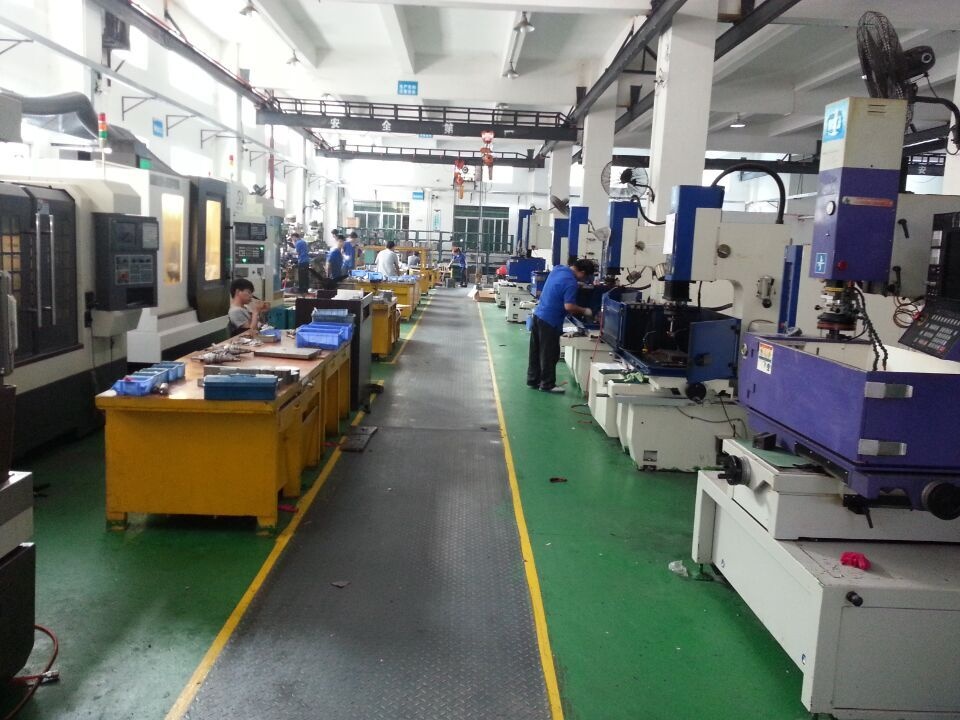 2013年，2000平方米模具车间和注塑车间建成